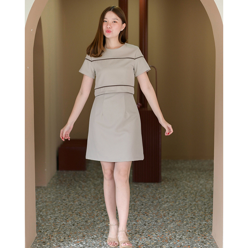 kudapy เดรสสั้นสีมัทฉะ/สีเบจ/สีกรม ทรงเอ ดีไซน์น่ารัก ตัดต่อเหมือนใส่แยกชิ้น จริงๆเป็นเดรสชิ้นเดียว ตัวเสื้อเพิ่มกิมมิคเส้นกุ๊นตัดต่อไปถึงช่วงแขน