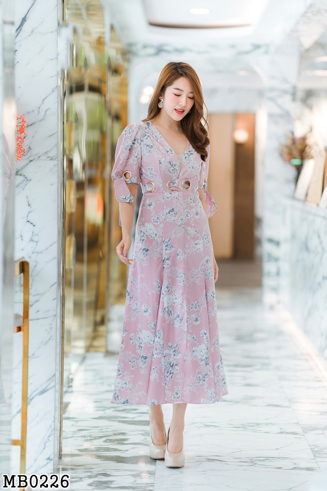 เดรสยาวสีชมพู แต่งลายดอกทั้งชุด เอวแต่งช่องสำหรับใส่เข็มขัดผ้า S/L