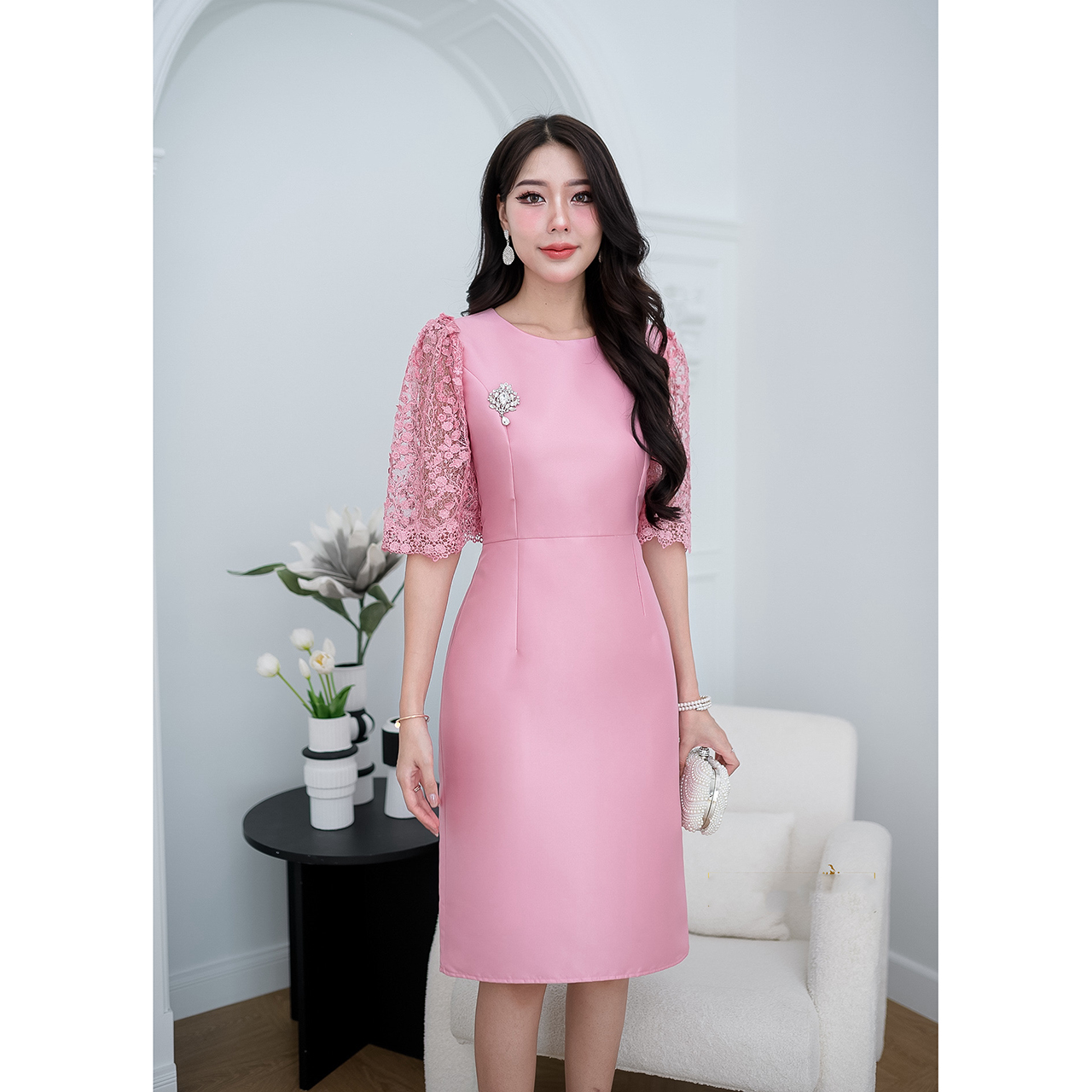 kudapy เดรสสั้นสีชมพู/สีเขียว ผ้าไหมญี่ปุ่นดีไซน์เรียบหรู ช่วงแขน แขนทรงกระบอกใหญ่ใช้ผ้าลูกไม้เงาทอลายดอกไม้ มีซับในและแต่งซิปหลัง