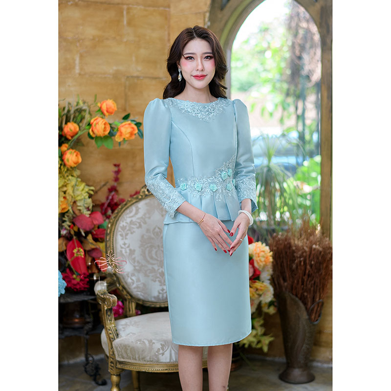 kudapy เดรสสั้นสีชมพูอ่อน/สีฟ้าอมเขียว ผ้าไหมแขนยาว แต่งดีเทลสวยหรูหรา ช่วงปลายแขนและช่วงคอเย็บแต่งลุกไม้ ช่วงเอวแต่งด้วยลูกไม้และดอกกุหลาบ สวยหวาน