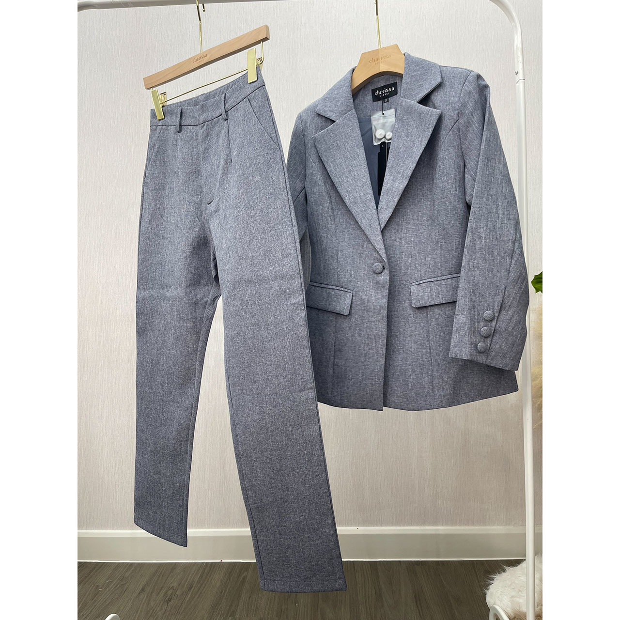 kudapy ชุดสูท สวยคลาสสิคแมทซ์ง่าย คล่องตัว เสื้อสูทมีซับในอย่างดี แต่งกระดุมปั้มผ้าเดียวกับสีชุด มาคู่กับกางเกงขายาวทรงกระบอกเล็กใส่สบาย