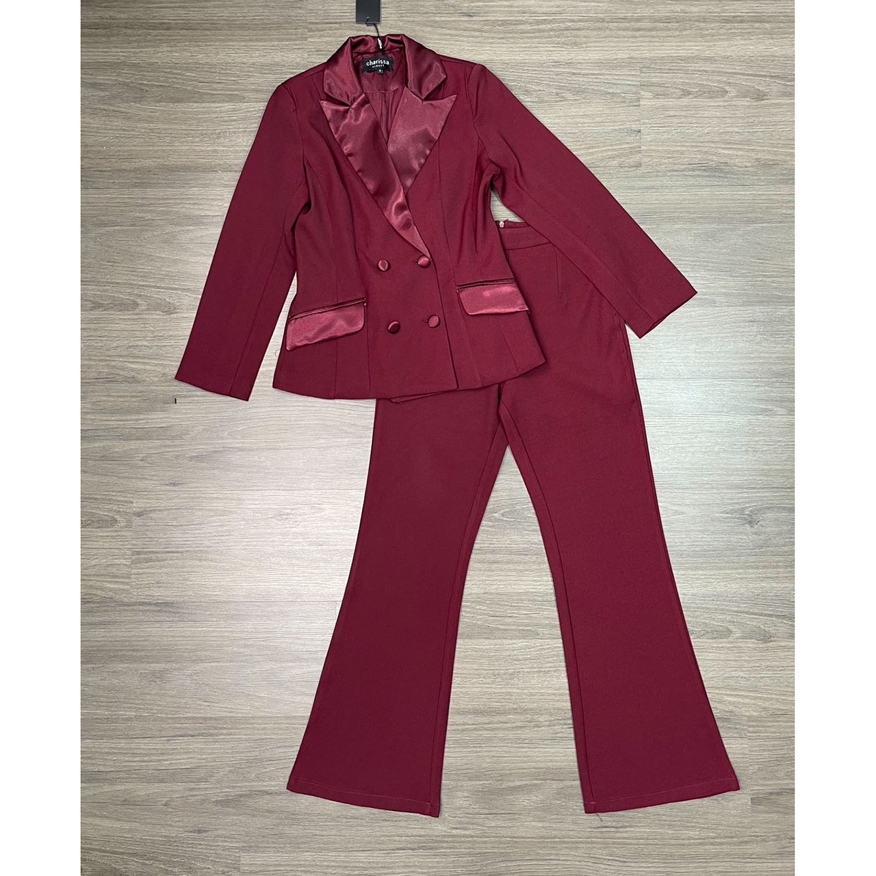 kudapy set เสื้อเบเซอร์และกางเกงขายาว เรียบหรู เสื้อสูทแต่งปกผ้าเงาให้ดูเด่น ออกแบบกระเป๋าให้ใช้งานได้จริง ตัวกระดุมใช้ผ้าเดียวกับปกเสื้อ