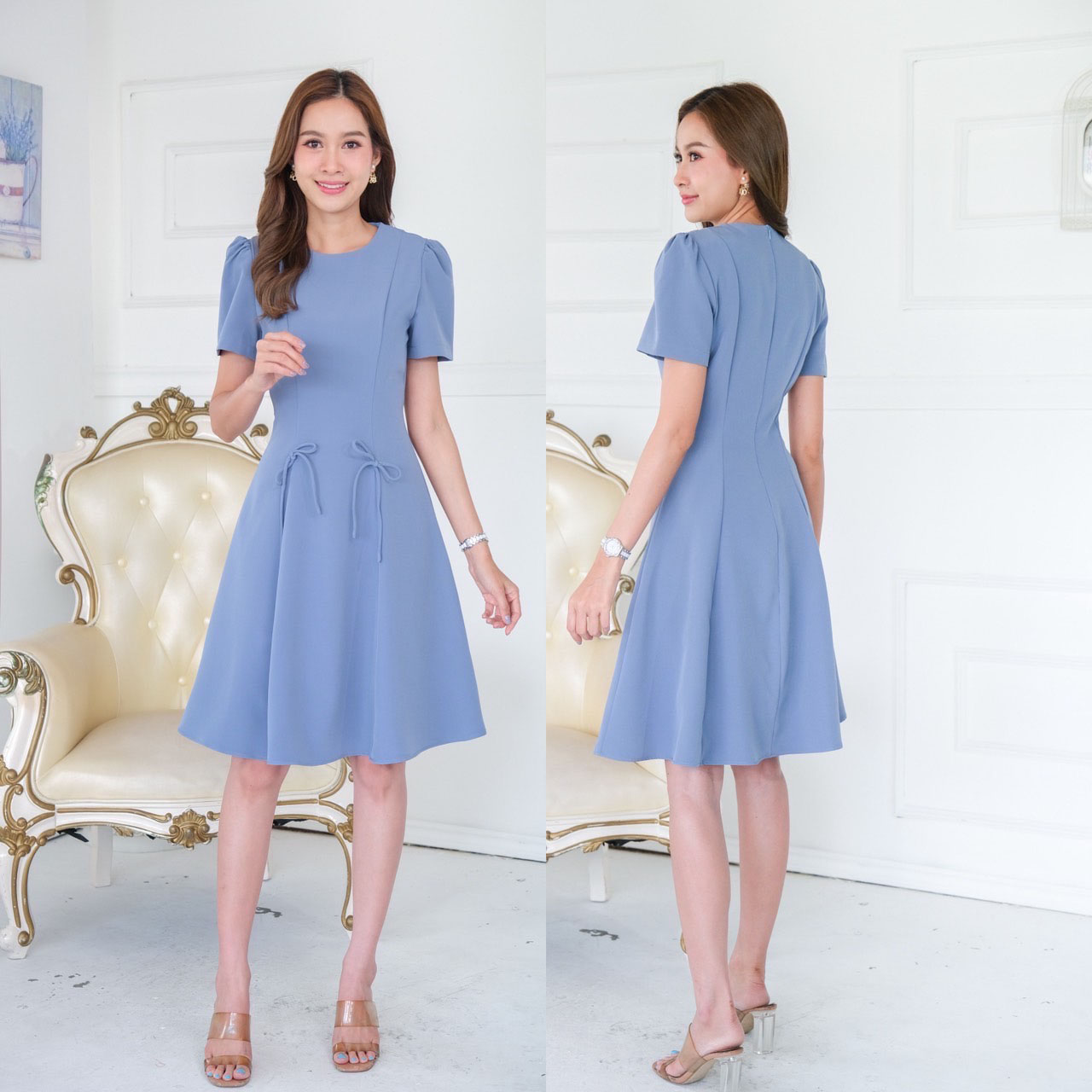 kudapy เดรสสั้นสีฟ้า/สีดำ/สีเขียวมิ้น/สีชมพูเข้ม/สีครีมนู๊ด คอกลม แขนสั้นบ่าจับจีบ เย็บตีเกร็ดช่วงเอว แต่งโบว์จิ๋ว