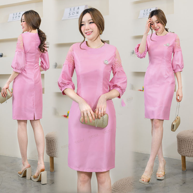 kudapy เดรสสั้นสีโชมพู,ทอง ดำ ลูกไม้งานแขนบอลลูน ครงแขนแต่งด้วยลูกไม้ทอ คอกลม มีซับในและชิปซ่อนหลัง เนื้อผ้าเป็นผ้าไหมญี่ปุ่นเนื้อทราย