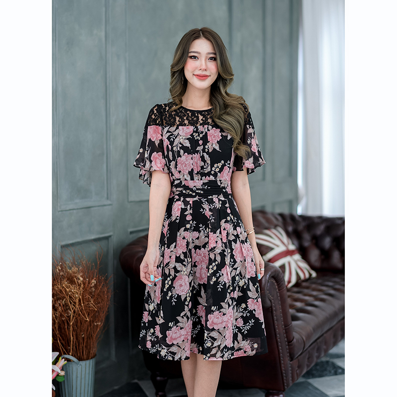 kudapy เดรสสั้นสีชมพู/สีดำ ผ้าชีฟอง อกช่วงบนตัดต่อด้วยผ้าลูกไม้ แขนเสื้อจะสวยเป็นพิเศษ