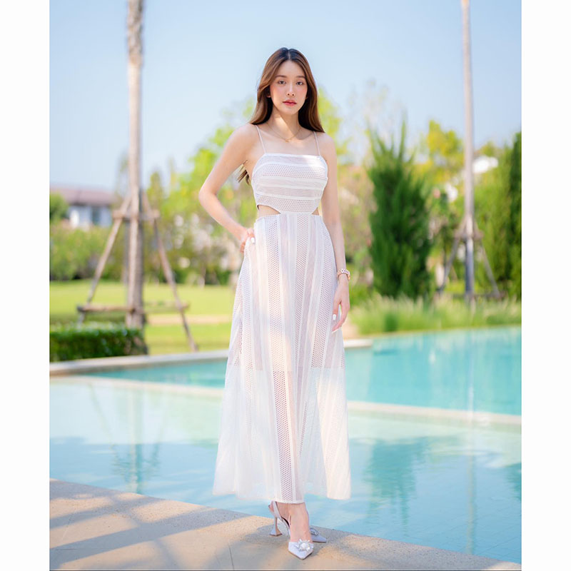kudapy เดรสยาวสีขาว สายเดี่ยว เป็นผ้าฉลุวงกลม ดีเทลสวยมากๆ เว้าเอวทำให้ดูไม่ตัน ด้านหลังเป็นสายแบบผูกหลัง สามารถปรับระดับได้