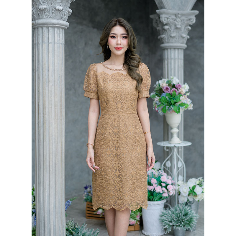 kudapy เดรสสั้นสีชมพู/สีน้ำตาล ลายลูกไม้ เล่นเชิงผ้าช่วงอกเป็นเคิฟ+ผ้าโปร่งซีทรู งานสวยดีเทลน่ารัก มีตกแต่งมุกรอบคอเพิ่มความหวานไปอีก แขนทรงตุ๊กตาน่ารักมาก