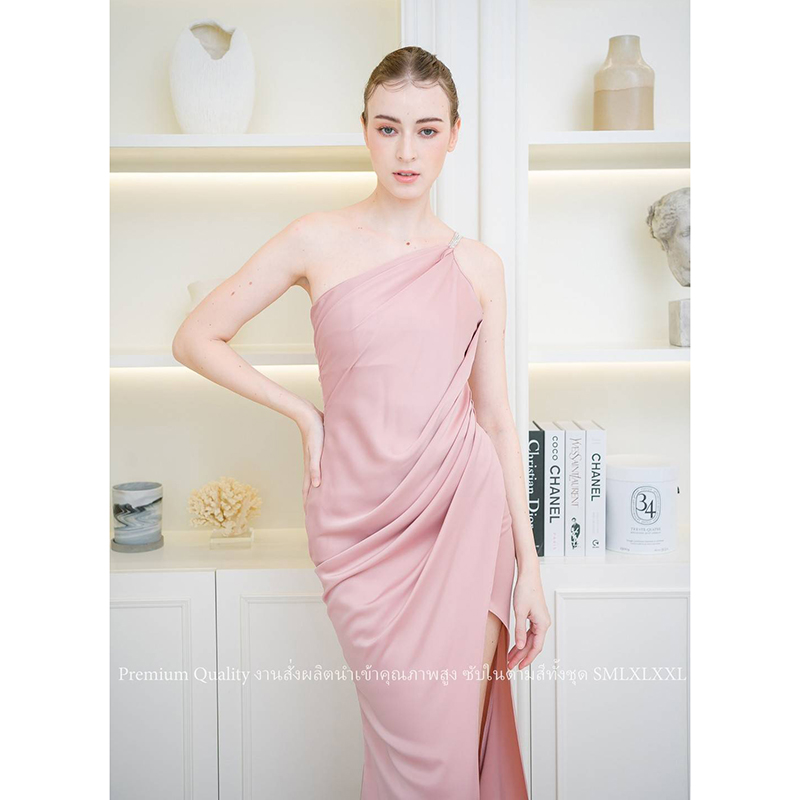 kudapy เดรสยาวสีน้ำตาลอิฐ/สีเลือดหมู/สีกรม/สีชมพูอ่อน ชุดราตรีไหล่เบี่ยงแต่งสายเพชรคู่