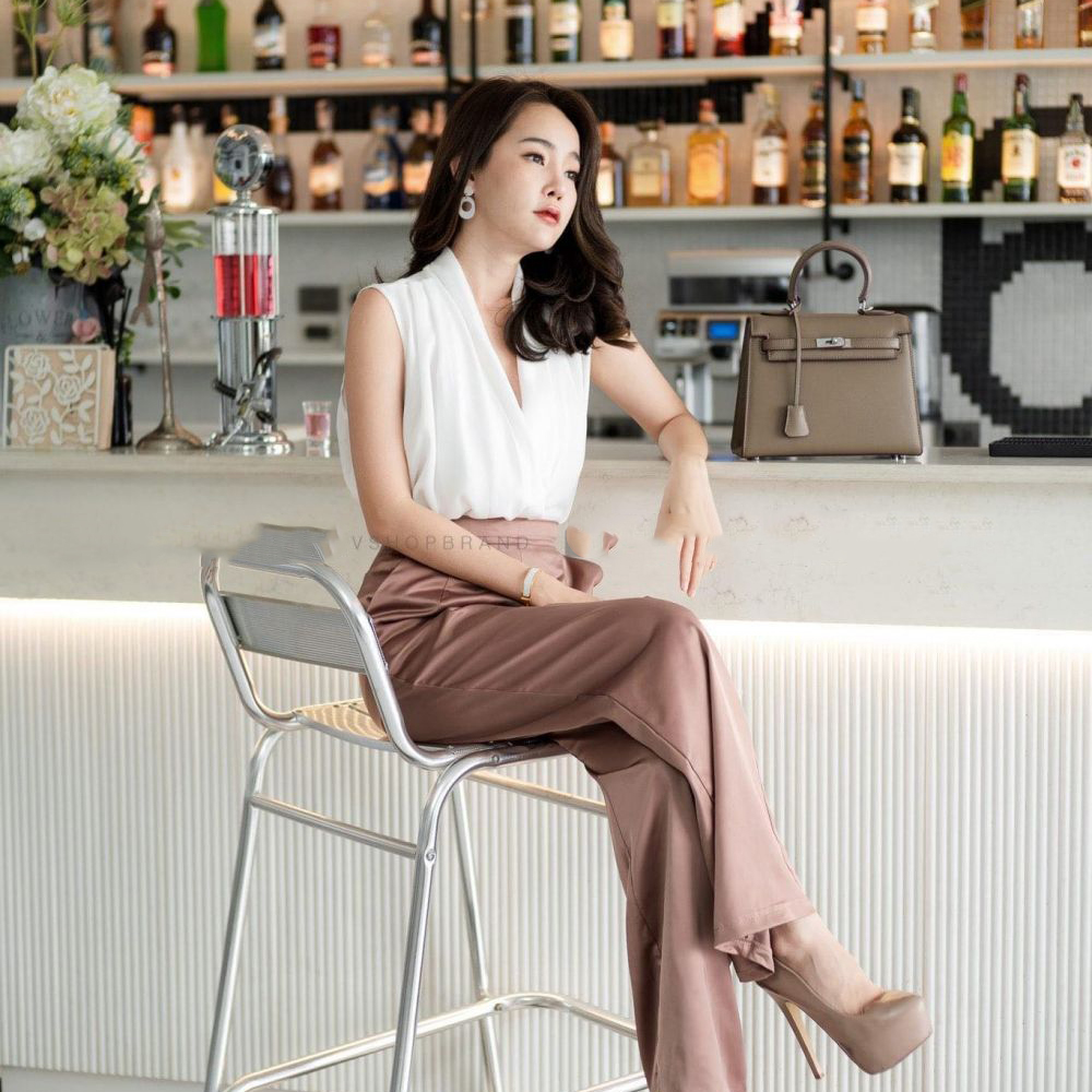 kudapy เซตเสื้อ+กางเกงใส่ออกงาน สีม่วงแดง และสีน้ำตาล เสื้อคอวีไขว้อก จับจีบสวยมากค่ะ กางเกงขากระบอกงานซานตินผ้าทิ้งตัวทรงสวยค่ะ