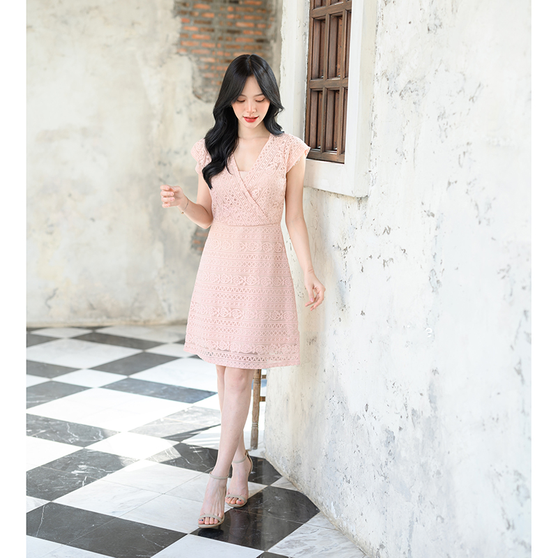 kudapy เดรสสั้นสีชมพู/สีขาว ลูกไม้ดีไซน์เก๋ ช่วงคอเป็นคอวี ต่อด้วยกระโปรงทรงเอ ใช้เทคนิคการวางลายผ้าสลับกันช่วงเสื้อและกระโปรงทำให้ดูมีมิติ