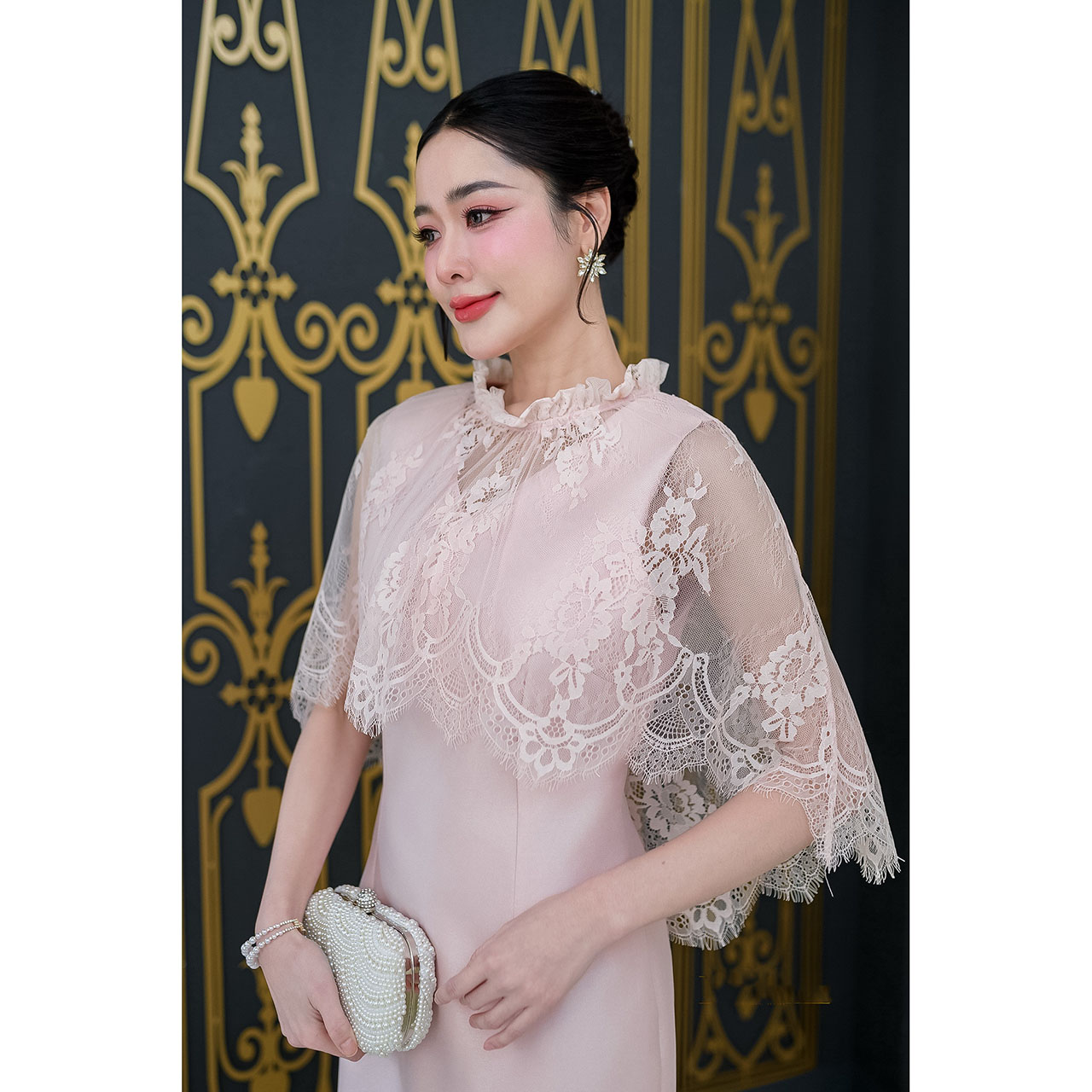 kudapy เดรสผ้าไหมอัดกาวทั้งชุด ผ้าลูกไม้ฝรั่งเศสคอกลมเย็บแต่งจีบรอบคอ ลูกไม้ปล่อยทิ้งตัวเป็นงานคลุมไหล่ด้านหน้าสั้นด้านหลังยาวถึงช่วงเอวหรูหรา