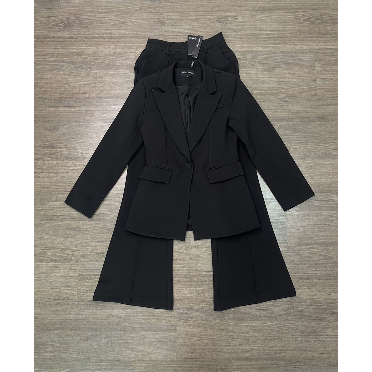 kudapy setsuit เสื้อ+กางเกง ตัวเสื้อออกแบบให้มีกระดุมปั้มผ้าเดียวกับสูท 1 เม็ดติดได้จริง กระเป๋าจริง มีซับในทั้งตัว