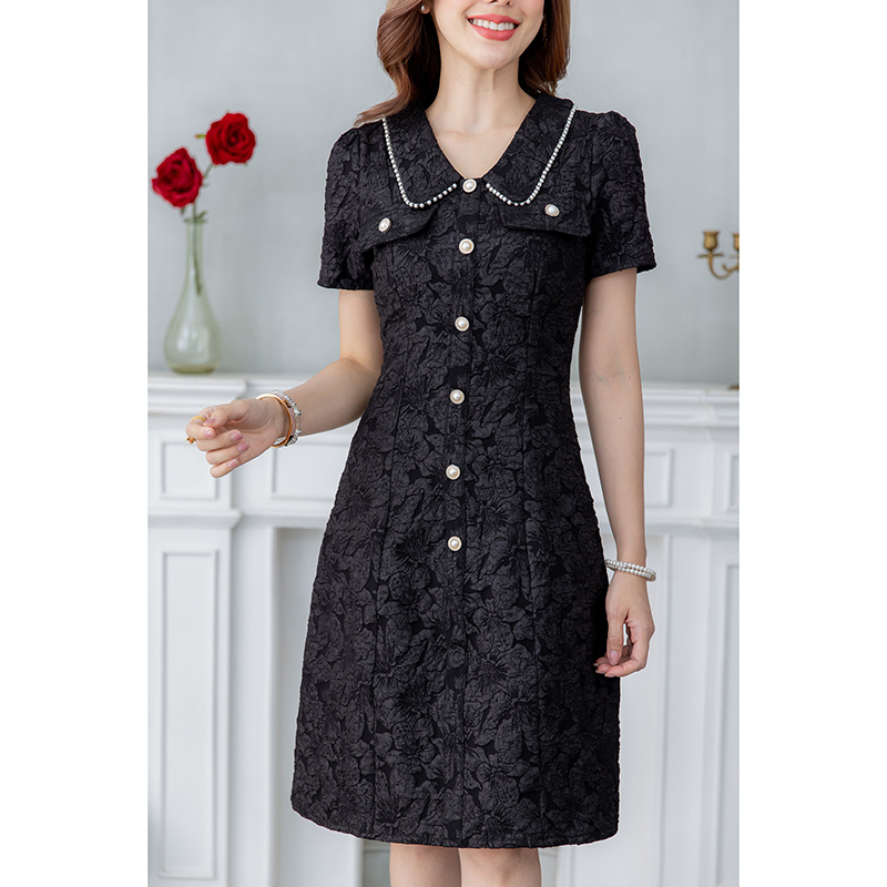 kudapy เดรสสั้นสีดำ/สีน้ำตาล/สีเขียว/สีขาว คอปกมุก ผ้าแจ็คกาด ใส่แล้วดูเพรียว เป็นทรงเข้ารูป มีดีเทลแต่งกระดุม และกระเป๋าช่วงอก เพิ่มความสวยเก๋