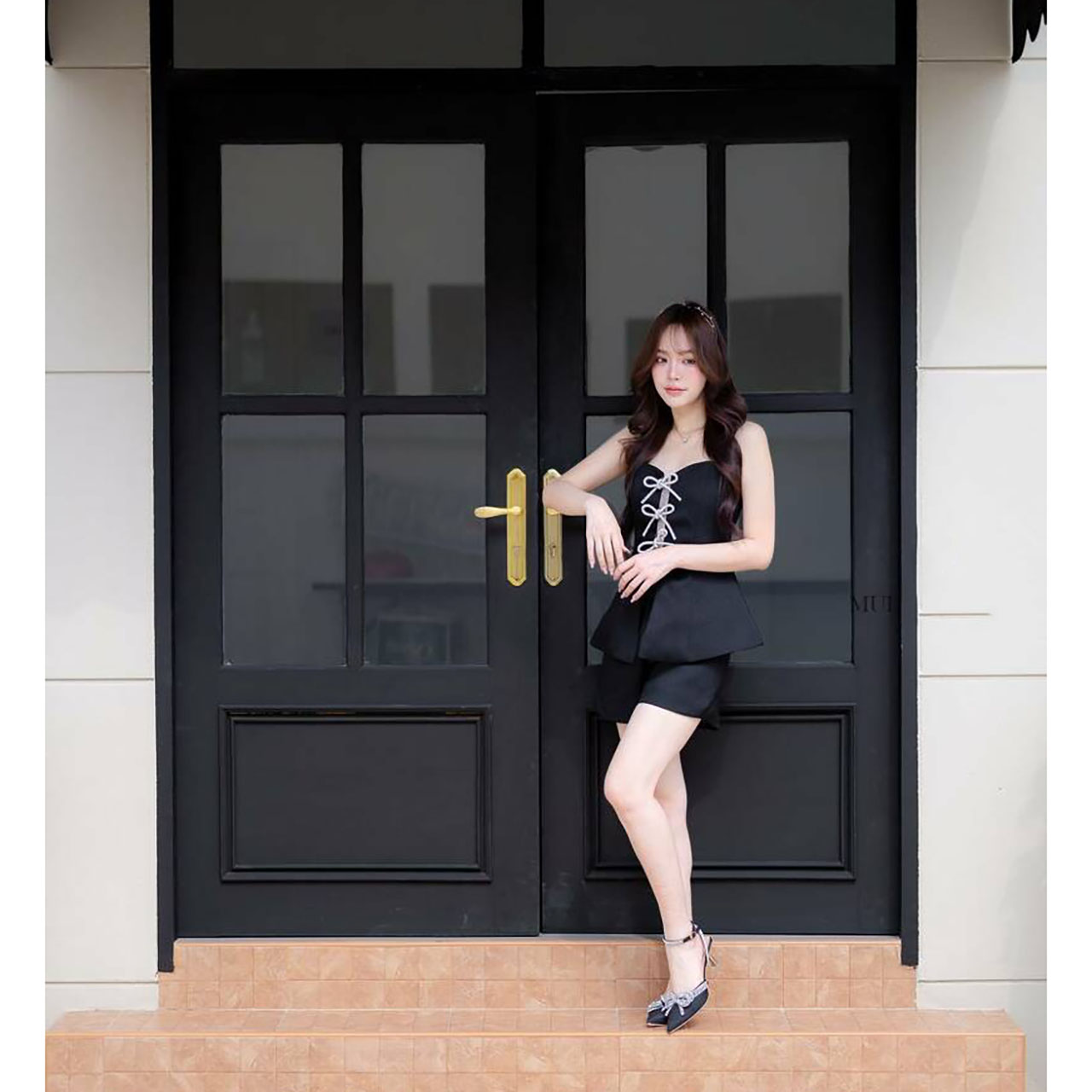 kudapy เซ็ทเสื้อสายเดี่ยวขาสั้นอกโบว์สีดำ เสื้อแขนกุด แต่งเชื้อผุดมัดหน้าอกสวยดูดี