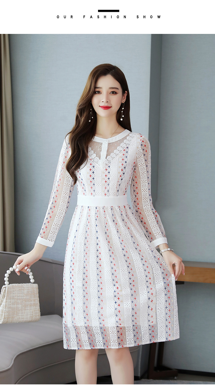 ชุดเดรสสั้นสีขาวพิมพ์ลาย ผ้าลูกไม้แขนยาว คอกลมทรงคอวีมากค่ะ ผ้าลูกไม้มีลายเส้นในตัว L