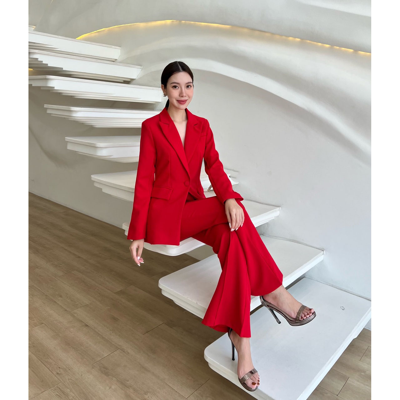 kudapy setsuit เสื้อ+กางเกง ตัวเสื้อออกแบบให้มีกระดุมปั้มผ้าเดียวกับสูท 1 เม็ดติดได้จริง กระเป๋าจริง มีซับในทั้งตัว