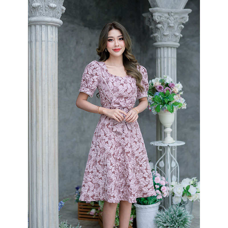 kudapy เดรสสั้นสีชมพู/สีดำ ผ้าลิลลี่ผ้ายอดนิยมขายดีของทางร้านค่ะ ผ้านุ่มลายสวย กระโปรงบาน คอเหลี่ยม มีดีเทลแต่งโบว์ด้านหน้าช่วงเอว