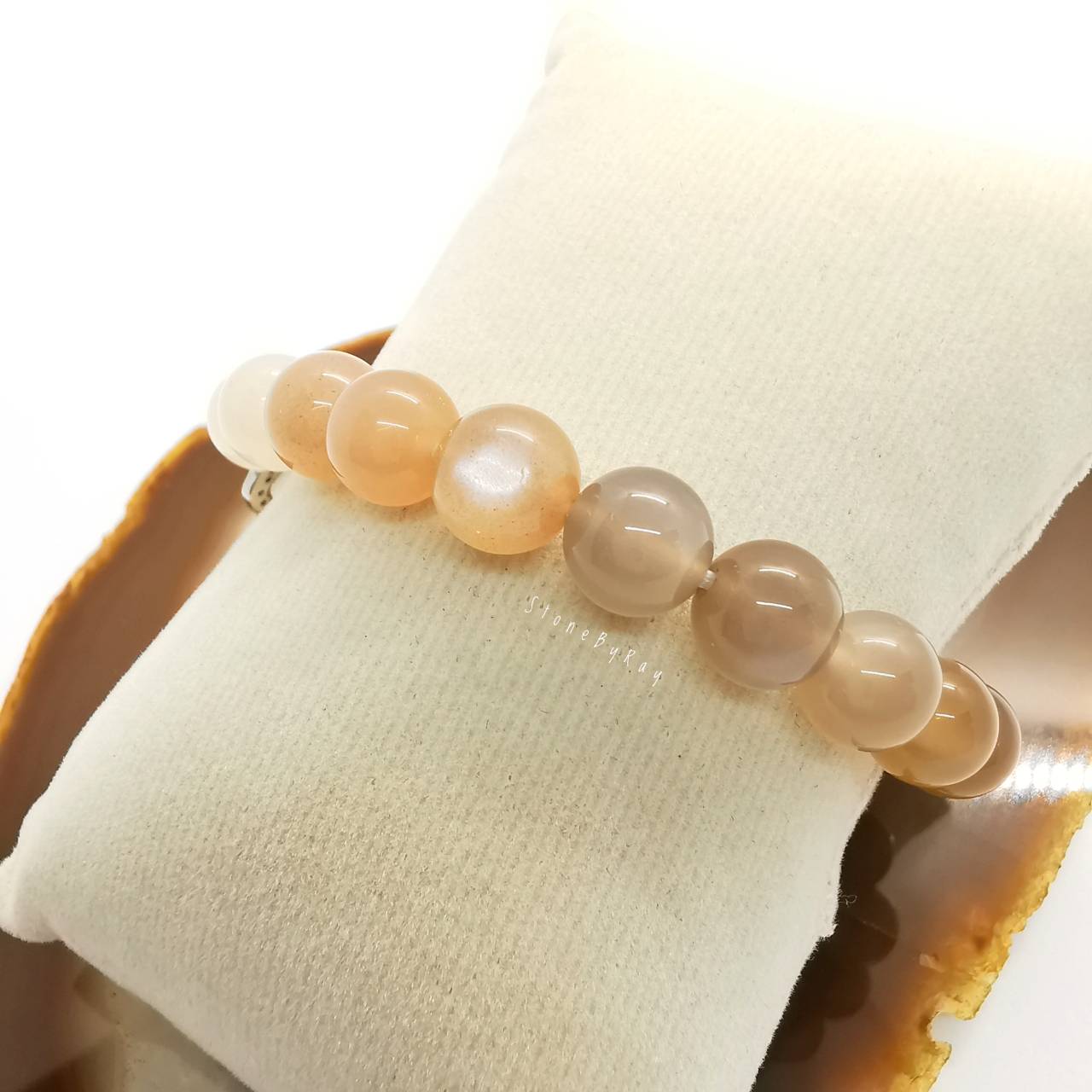 สร้อยข้อมือมัลติมูนสโตนร้อยกับจี้เงินใบโคลเวอร์