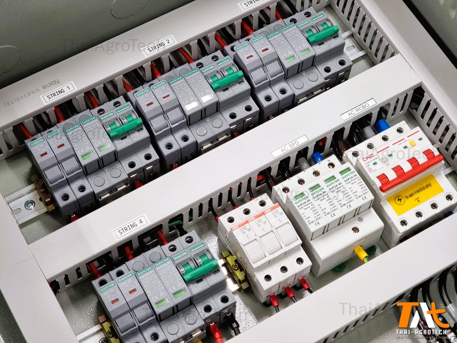 ตู้คอมบายเนอร์ใช้กับงานติดตั้งระบบโซล่าเซลล์ แบบ 4 สตริง 20-40กิโลวัตต์ 3เฟส พร้อมเบรคเกอร์กันไฟดูด AC-DC combiner RCBO AC-DC Combiner Box RCBO 4String 3Phase