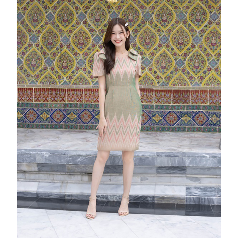 kudapy เดรสสั้นสีเขียว ทรงสอบไหล่โบว์ผ้าทอ แขนสั้น แต่งโบว์ตรงไหล่ ใส่ออกงาาน สวยดูดี