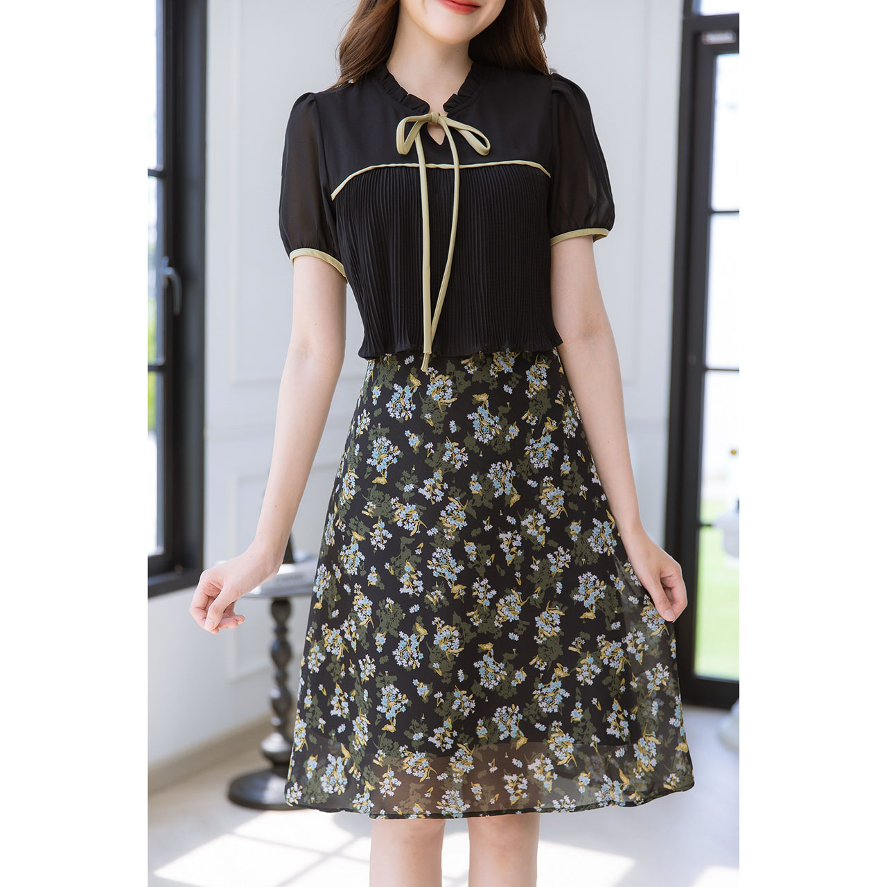 kudapy เดรสชีฟองอกพลีท ช่วงคอจับจีบเล็กๆน่ารัก ตัดสีด้วยขอบแขน