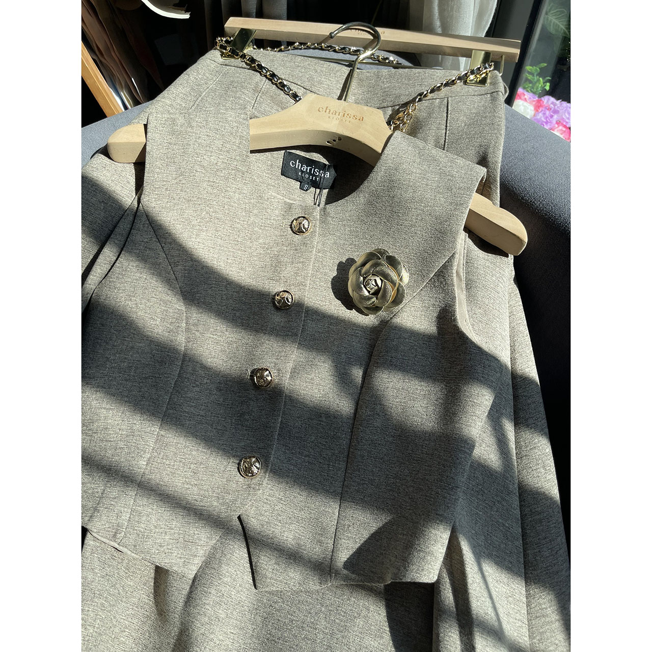 kudapy เซ็ท 4 ชิ้น เสื้อ Vest+กระโปรงยาว+เข็มขัดโซ่+เข็มกลัดดอกไม้ เสื้อกับกระโปรงเราใช้ผ้าเดียวกันทั้งชุด เนื้อผ้ามีน้ำหนัก ทิ้งตัวดี ย