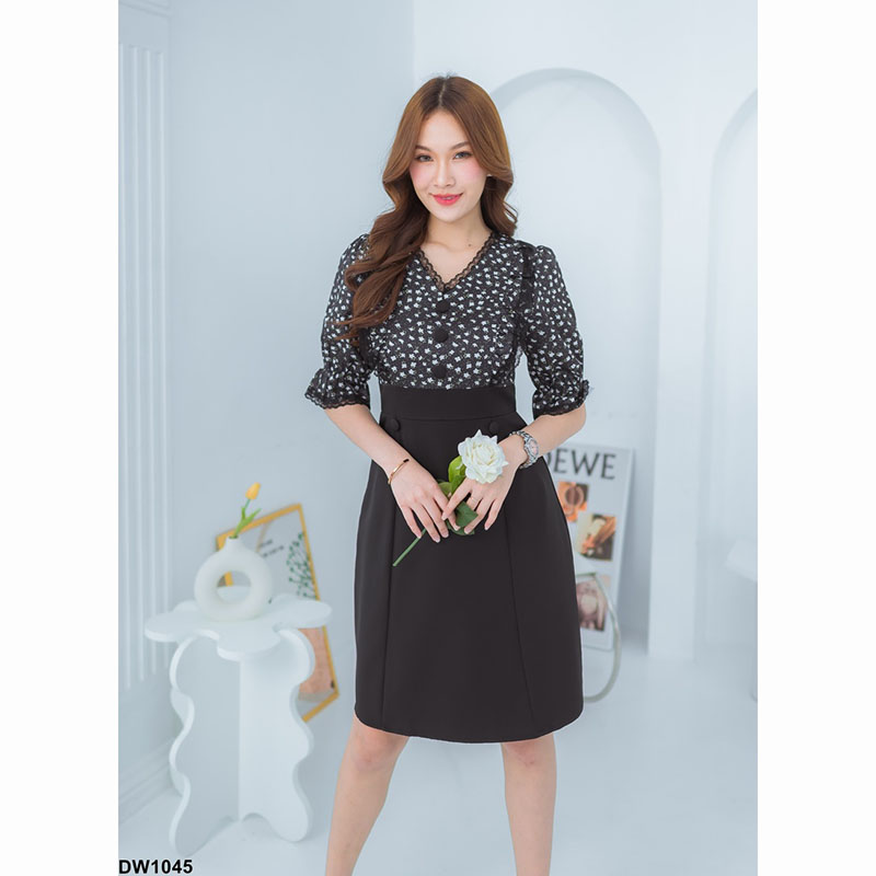 kudapy เดรสสั้นสีชมพู/สีดำ/สีน้ำตาล สไตล์สาวคิวท์ๆ น่ารักกินใจสุดๆ ทรงสวย คอวีแต่งผ้าระบายดอก ดีเทลติดกระดุมแขนสม็อค