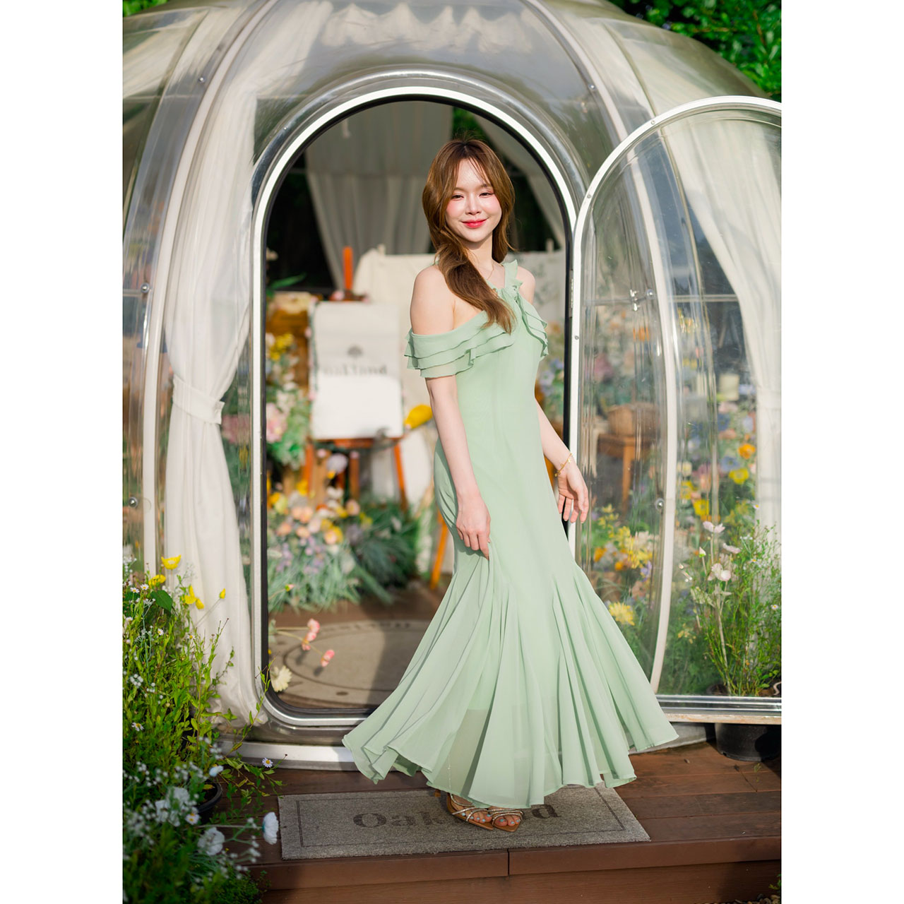 kudapy เดรสยาว ช่วงคอเป็นแบบคล้องคอทรง Vest ดูเซะซี่ ต่อระบายเลเยอร์ 3 ชั้นลงมาปิดแขนทั้ง 2 ข้าง ชายกระโปรงแต่งระบายพลิ้วสวย