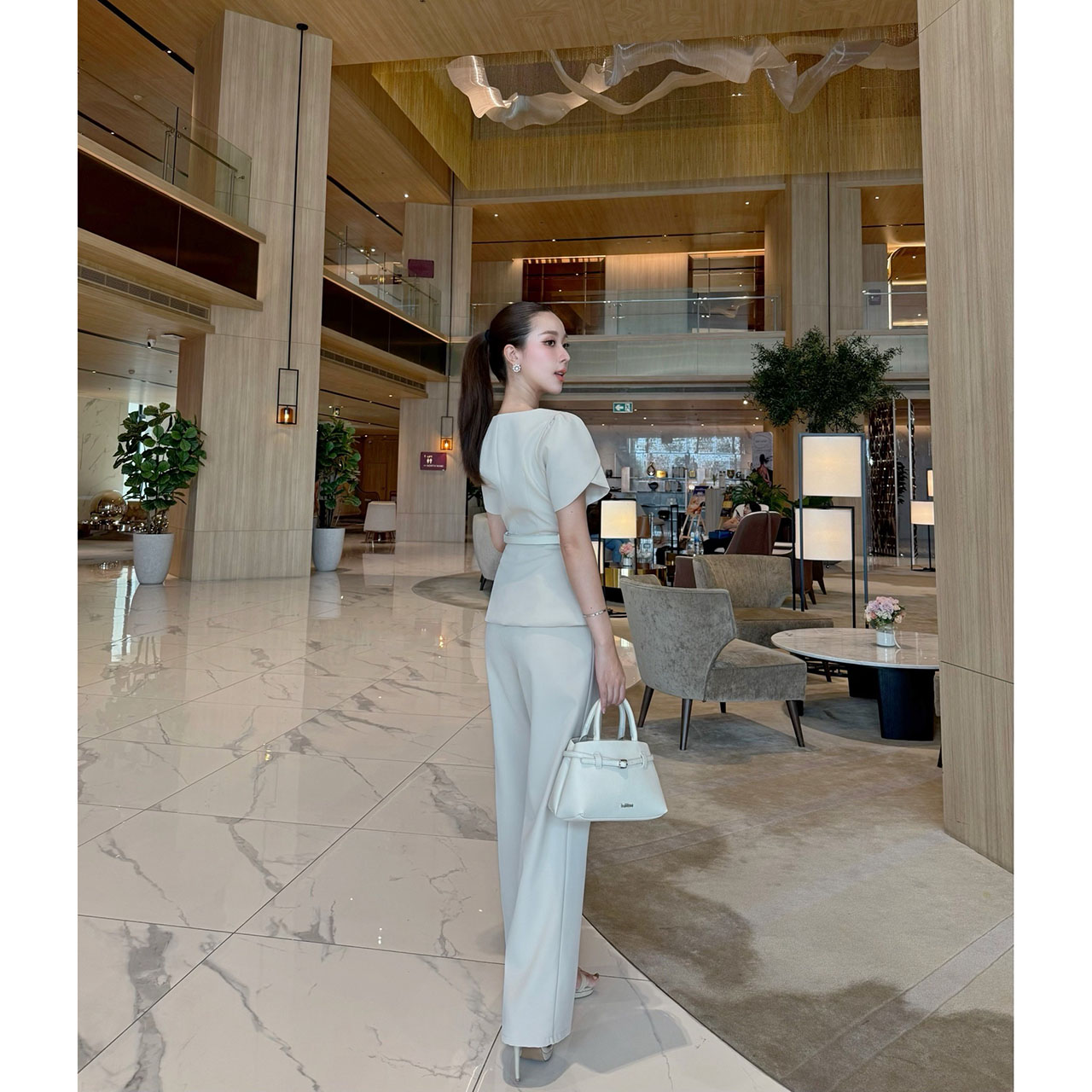 kudapy เซ็ตโทนช็อกโกแลต/ครีมทรงสวย” ลุคเวิร์คกิ้งวูแมนที่พร้อมเปล่งประกายในทุกโอกาส คอเหลี่ยม เสริมดีเทลกระดุมหน้า