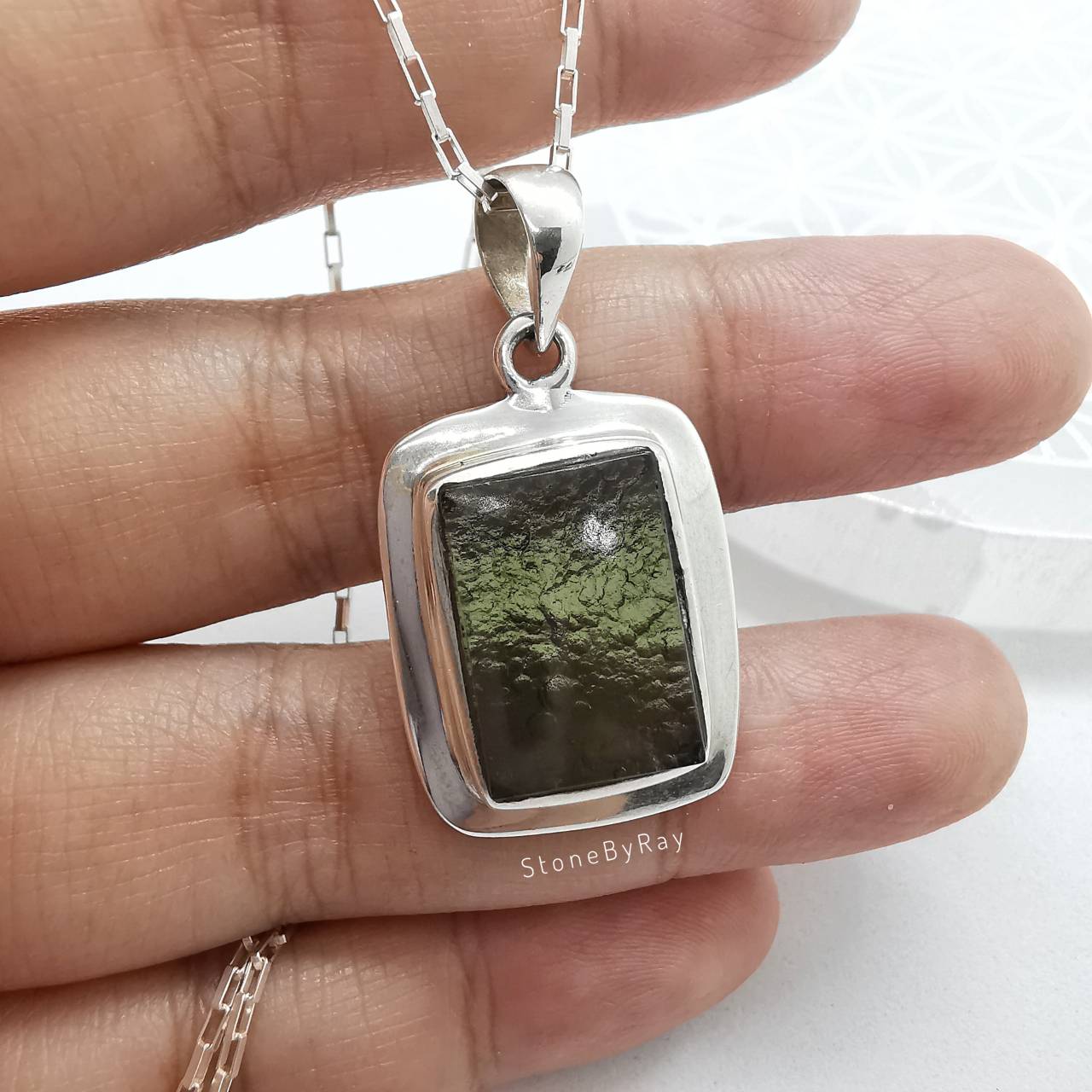 สร้อยคอเงินจี้สะเก็ดดาวโมดาไวท์ Moldavite