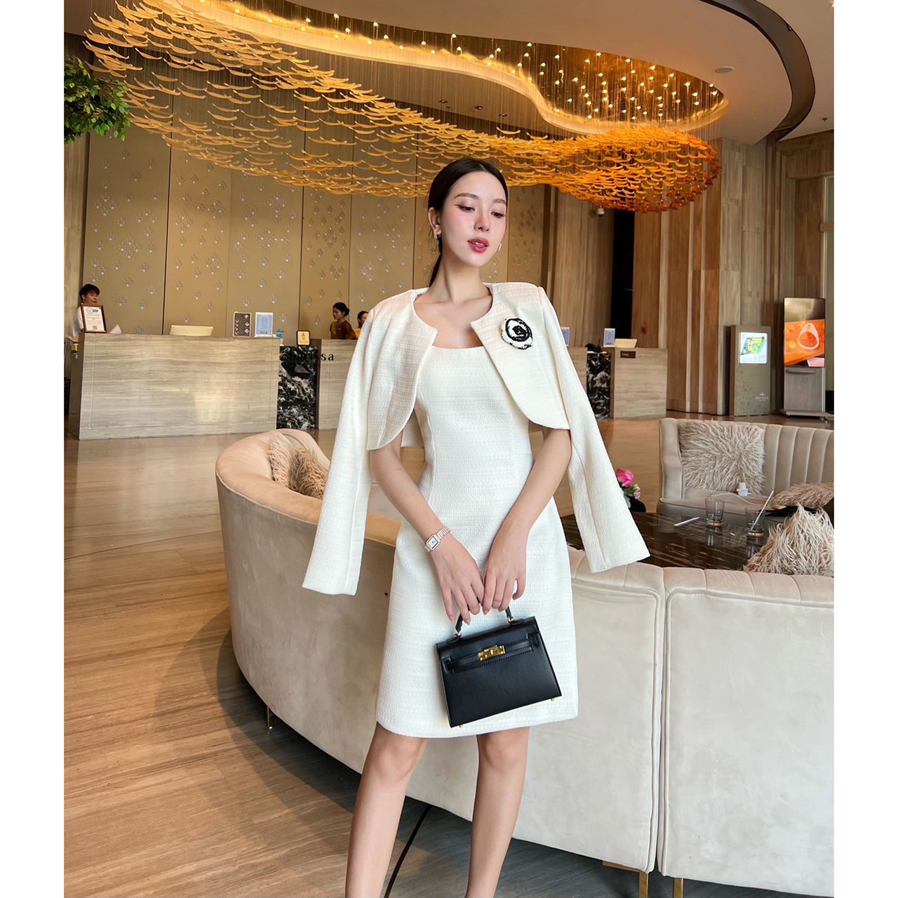 kudapy เซ็ทเดรสทวิต+เสื้อครอป เดรสทวิตสีขาวทรงเข้ารูป ปหลัง มีซับในอย่างดี มาพร้อมกับเสื้อครอป ใช้ผ้าเดียวกับเดรส