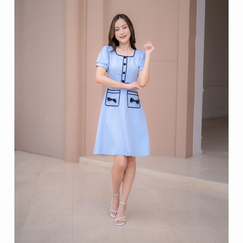 kudapy เดรสสั้นสีฟ้า/สีชมพู/สีน้ำตาล แต่งแถบกระเป๋าโบว์ สวยดูดี