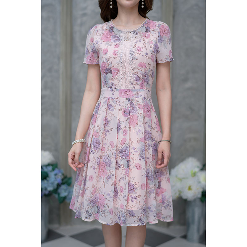 kudapy เดรสสั้นสีชมพู/สีกรมผ้าชีฟอง ลายสวยหวานมากๆ ทรงสวย มีดีเทลแต่งลูกไม้ช่วงอกและรอบคอ กระโปรงจับจีบรอบตัว