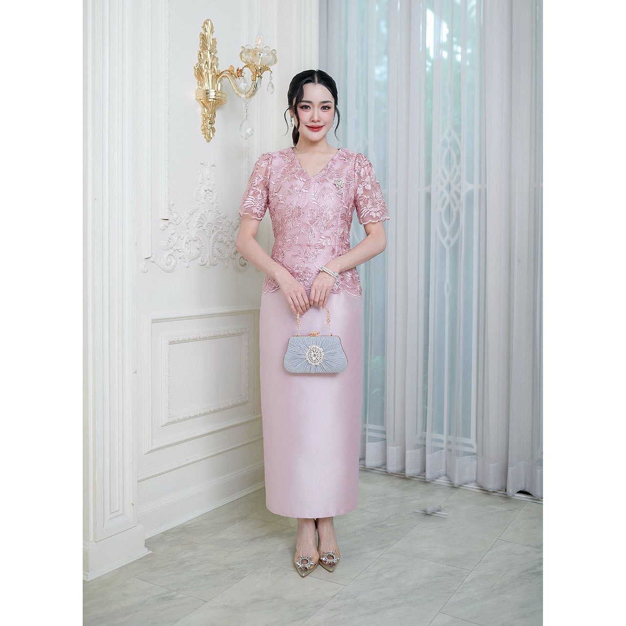 kudapy เดรสผ้าไหม ลูกไม้ปักแต่งเลื่อมทั้งชุดคอวี แต่งซิปหลัง มีซับใน กระโปรงผ่าหลัง