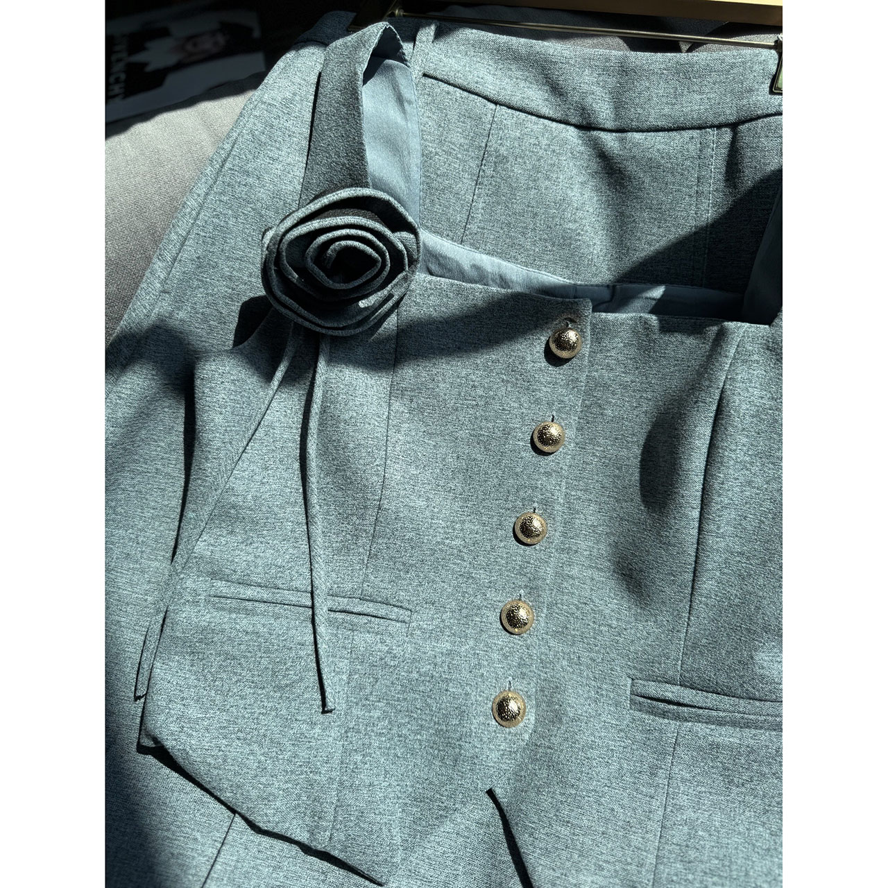 kudapy Set 3 ชิ้น : เสื้อแขนกุด+กระโปรง+เข็มกลัดดอกไม้ เซ็ทเสื้อแขนกุดมาพร้อมกระโปรงยาวทรงปล่อย เสื้อเป็นกระดุมจริง ตกแต่งกระเป๋าหลอกด้านหน้าซ้ายขวา