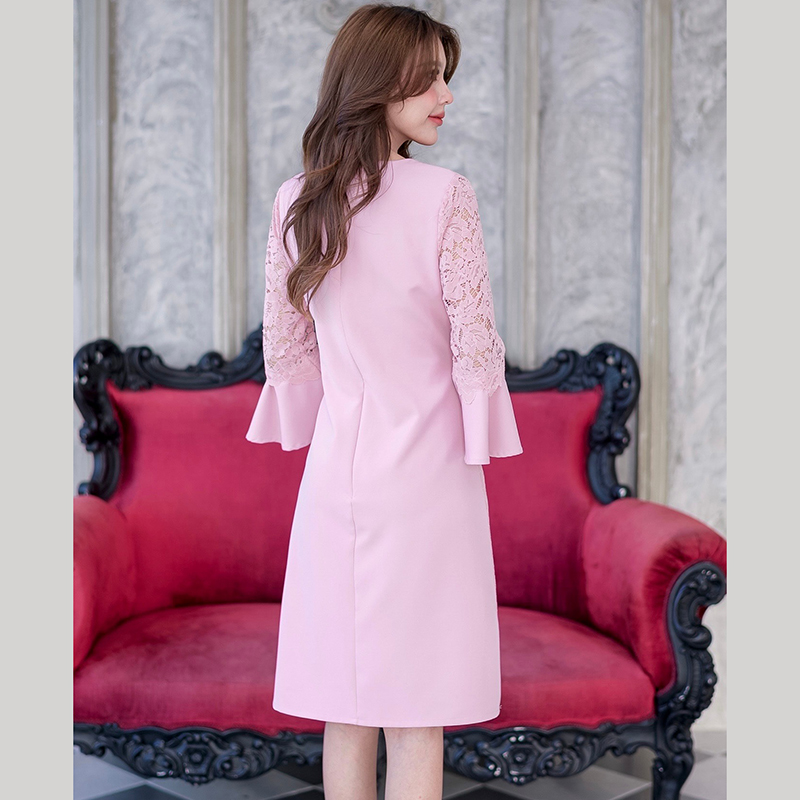 kudapy เดรสสั้นคอกลมแต่งลูกไม้สีชมพู,สีดำ,สีเทาฟ้า ด้านข้างตัวเดรสและแต่งคาดด้วยลูกไม้เส้นลายดอกไม้จนถึงปลายกระโปรง และช่วงแขนก็เป็นลูกไม้ค่ะ