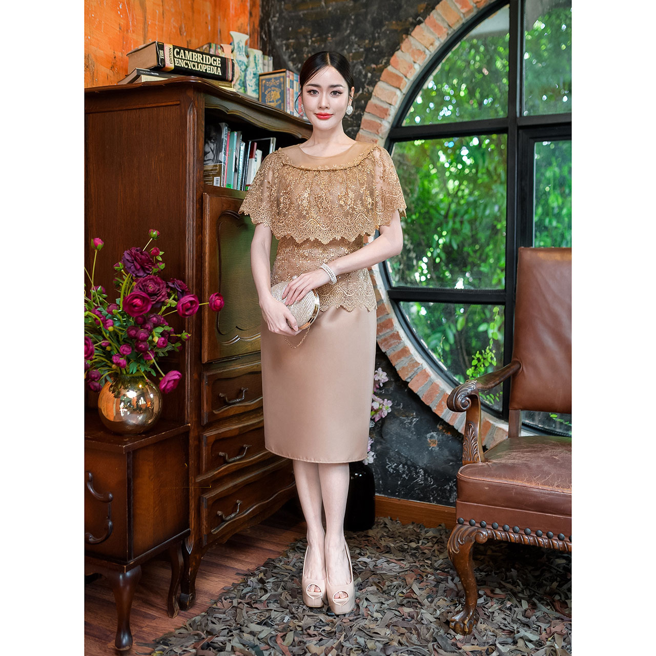 kudapy เดรสสั้น ผ้าไหมทรงสวย แต่งคลุมไหล่ระบายรอบตัวถึงด้านหลัง มีซับในทั้งชุด แต่งซิปหลัง