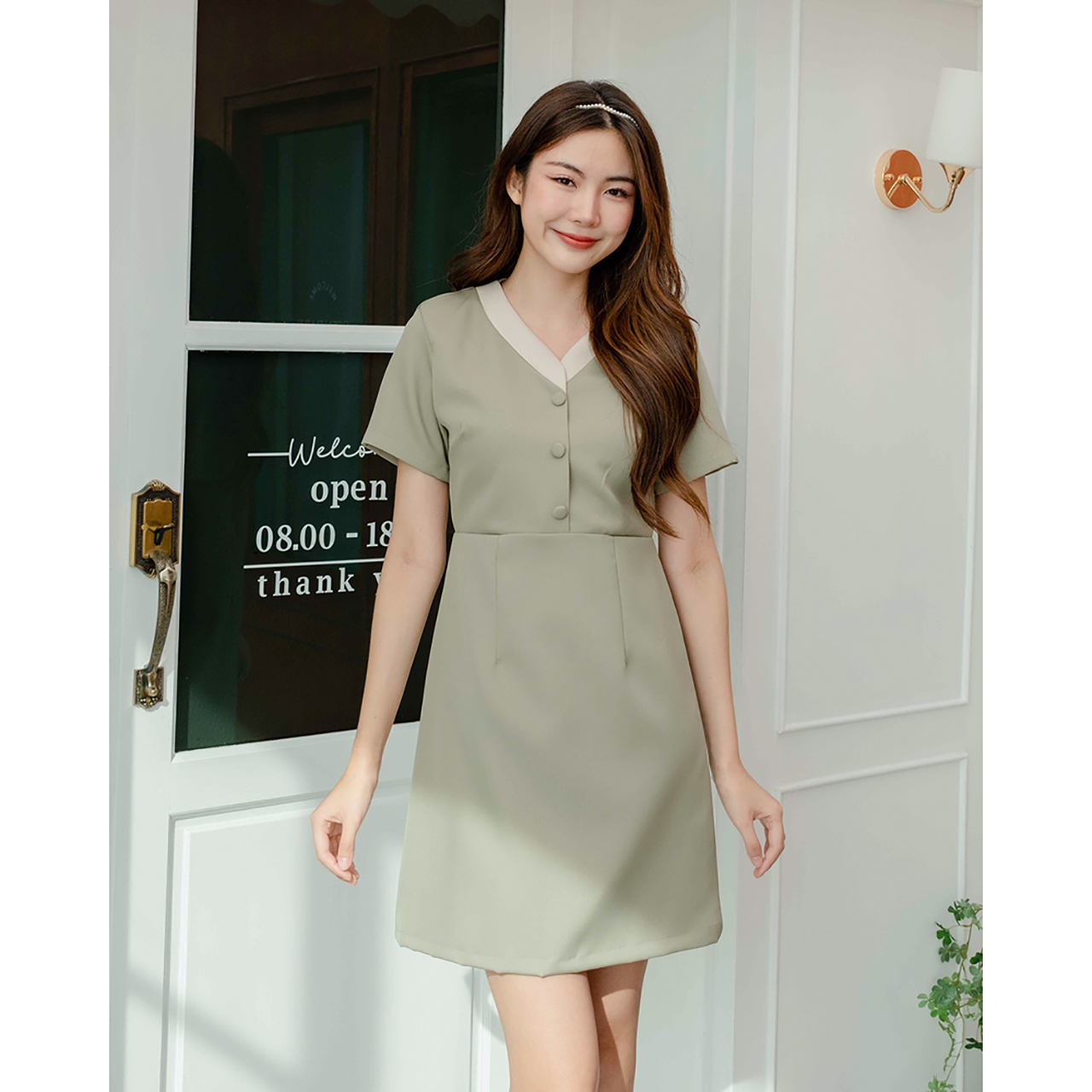 kudapy เดรสแขนสั้นคอวี แต่งคอทูโทน แพทเทิร์นตัดต่อกลางตัวเสื้อแต่งกระดุมปั๊มเพิ่มความคิวท์