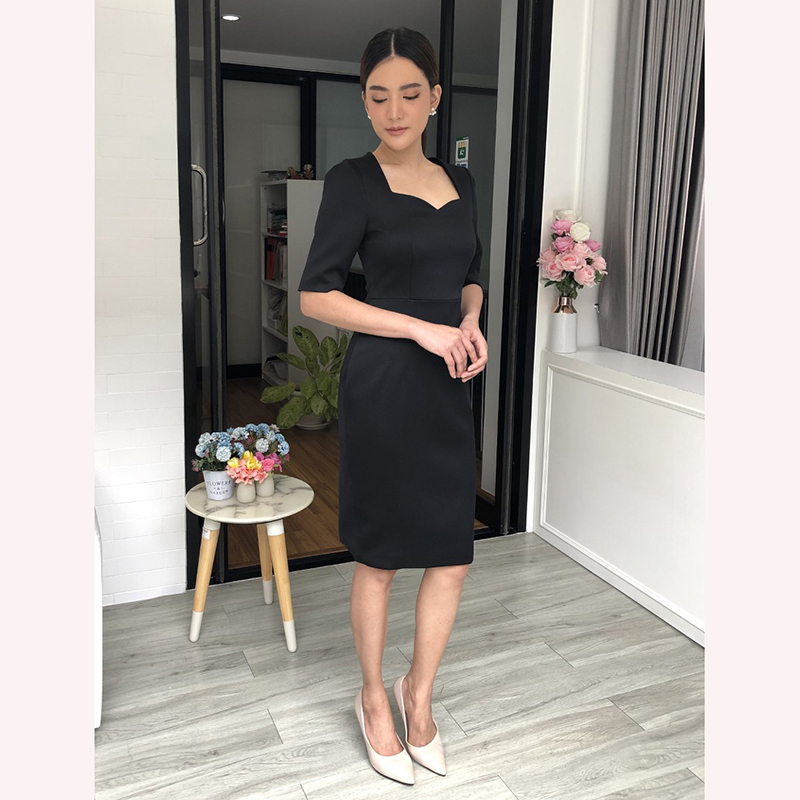 kudapy เดรสสั้นสีฟ้า/สีดำ เรียบหรูตามสไตล์สาว มีดีเทลคว้านคอเป็นรูปหัวใจ ให้ลุคสวยหวานชวนมอง