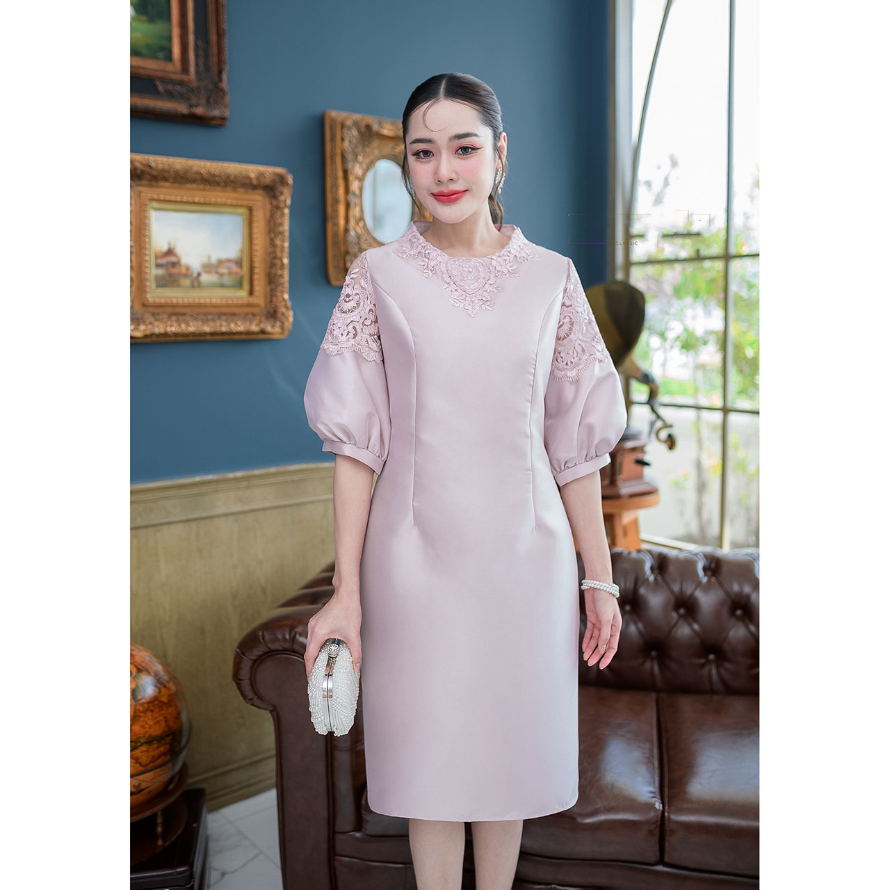 kudapy เดรสสั้นสีชมพูอ่อน/สีเหลืองทอง ผ้าไหมแขนบอลลูน ทรงแขนยอดนิยม รอบคอแต่งลูกไม้สวยหวาน ช่วงแขนด้านบนต่อผ้าลูกไม้สลับผ้าไหม