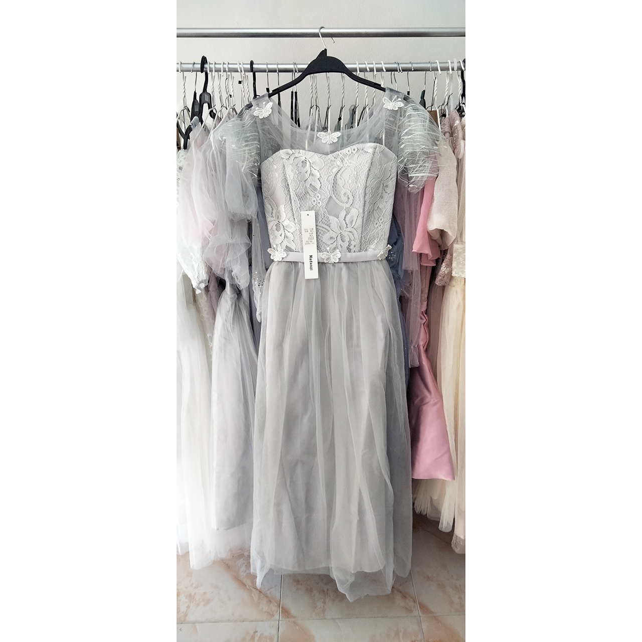 kudapy เดรสราตรียาวออกงานสีเทา ซีทรูปักลายผีเสื้อ ผ้าโปร่งคลุ่มไหล่ เอวคาดผ้าปักผีเสื้อ ตัวกระโปรงด้านนอกเป็นผ้าโปร่ง 2 ชั้น