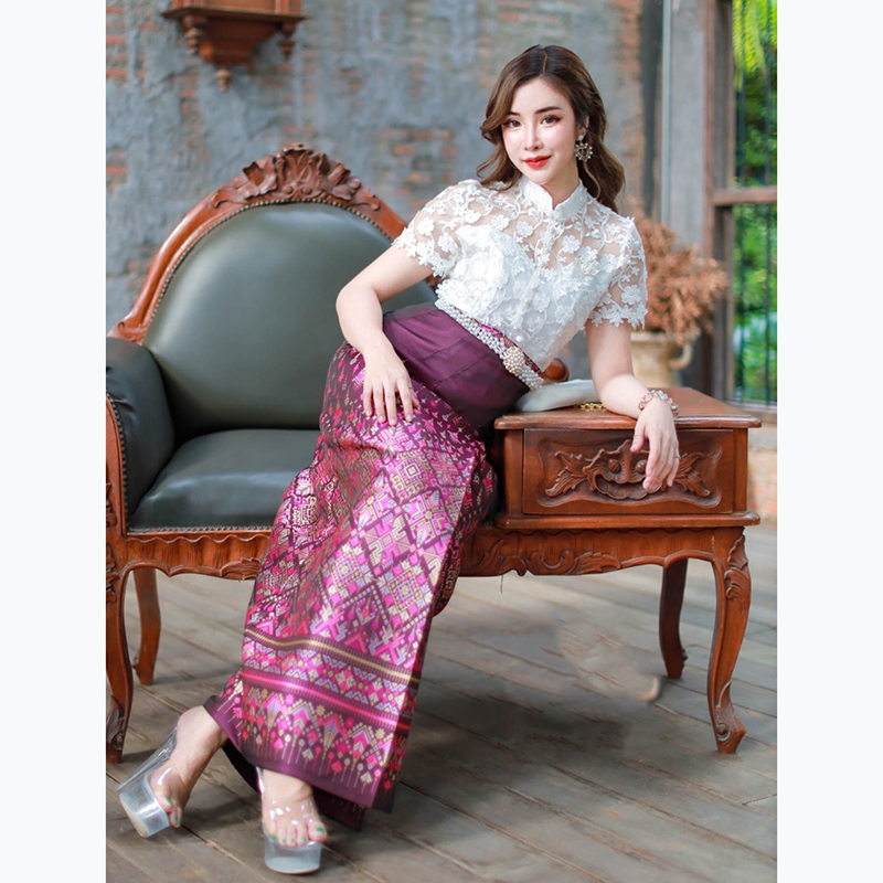 kudapy เซทลูกไม้ปัก 3D ดอกลอย ยกนูน คอจีน ซับใน 2 ชั้น อย่างดี แต่งมุขเรียงยาวถึงชายเสื้อ ซิปหลัง /ผ้าถุงสำเร็จรูป