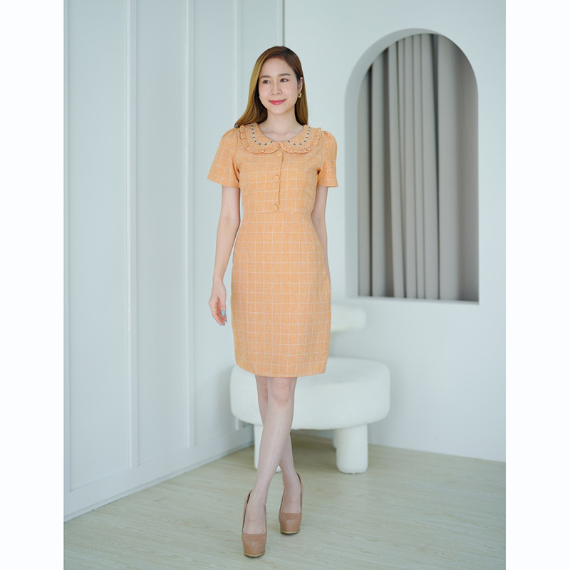 kudapy เดรสสั้นสีชมพู/สีฟ้า/สีส้ม คอปกปักดอกไม้มีกระตรงกลางอก