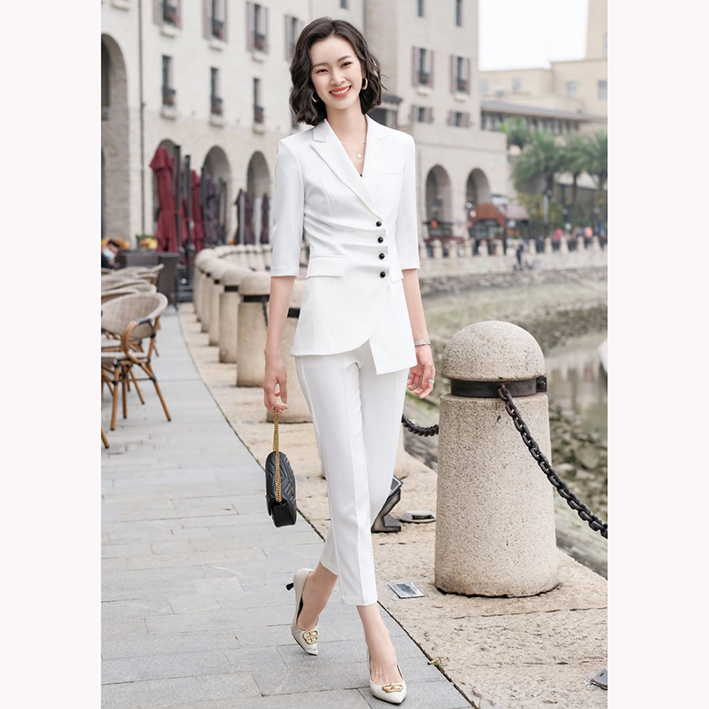 kudapy ชุดสูททำงานผู้หญิงสีขาว/สีครีม แต่งกระดุมแถวพร้อมกางเกง จุดเด่นของชุดนี้คือการออกแบบเพิ่มดีเทลกระดุมด้านหน้าขึ้นมาเพื่อเพิ่มดีสไตล์