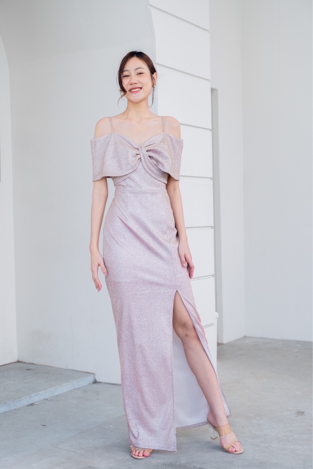 kudapy เดรสยาว ผ้าดัชเชสอัดกาว เปิดบ่าจับบิดทวิชไขว้อก มีสายคล้องบ่า กระโปรงทรงสอบ ผ่าหน้าขา sexy