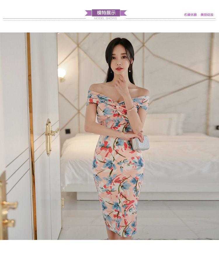 ชุดเดรสออกงานผ้าลายดอกไม้โทนสีชมพู พิมพ์ลายดอกไม้สีฟ้าและขาว