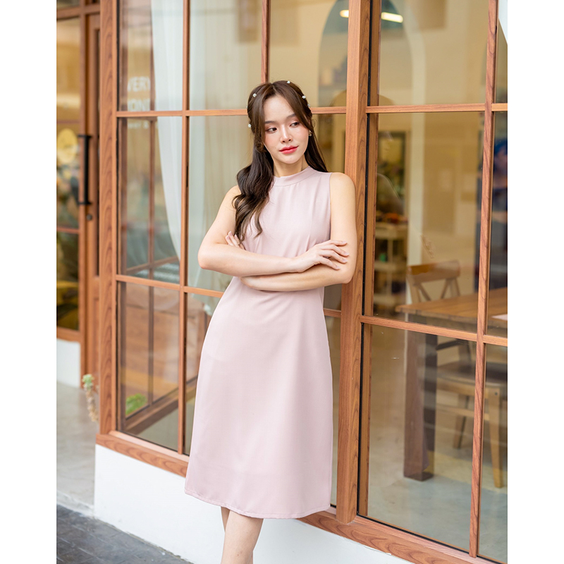 kudapy เดรสสั้นสีโอวัลติน/สีกรม/สีชมพู/สีแดง ช่วงเสื้อเป็นแขนกุดคอปีน สายผูกคอเป็นโบว์ด้านหลังต่อด้วยกะโปรงทรงเอพริ้วๆ ช่วงเอวจับจีบเล็กๆ