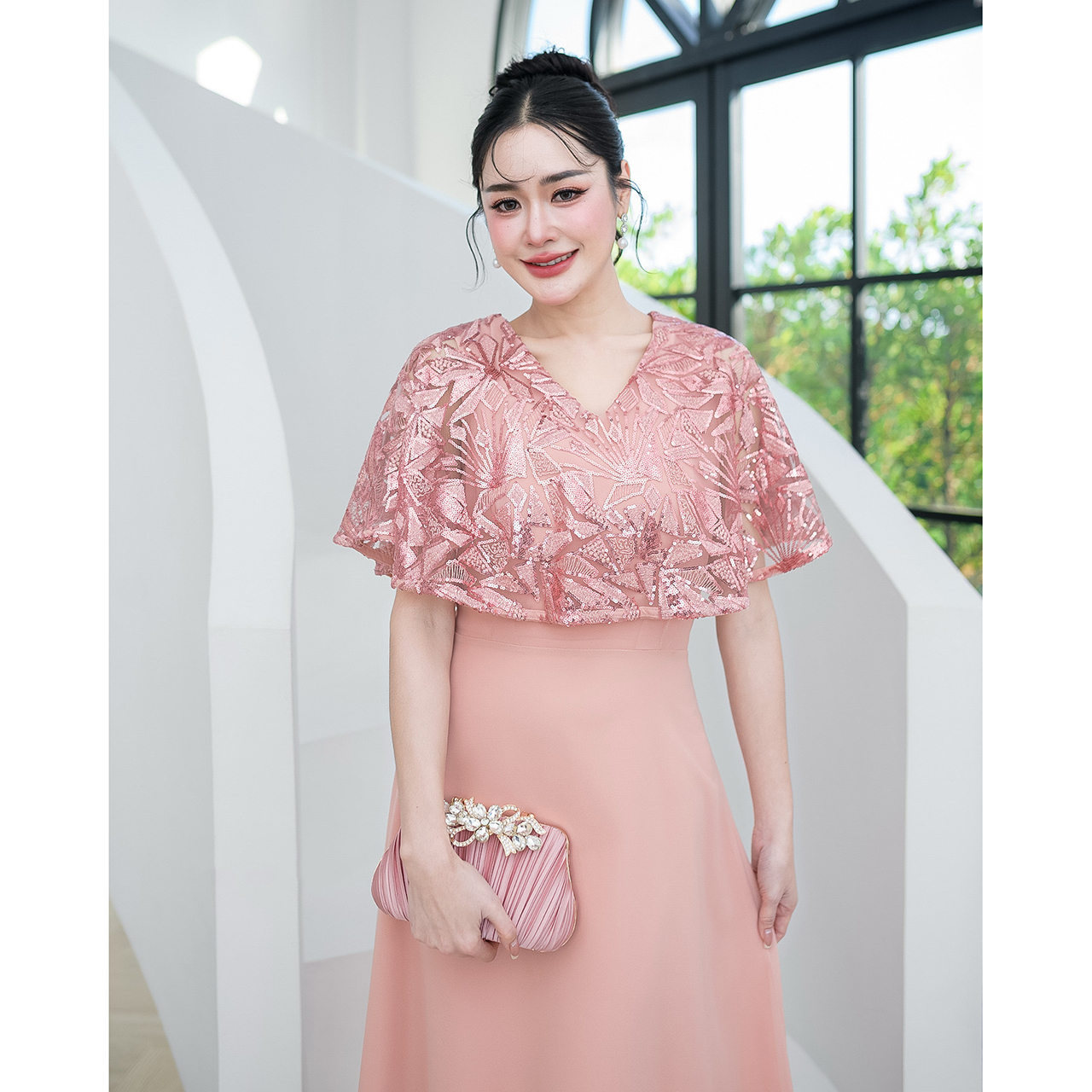 kudapy แม็กซี่เดรส คลุมไหล่หรูหรา ตัวเดรสเป็นงานผ้าชีฟอง ผ้าลูกไม้เลื่อม