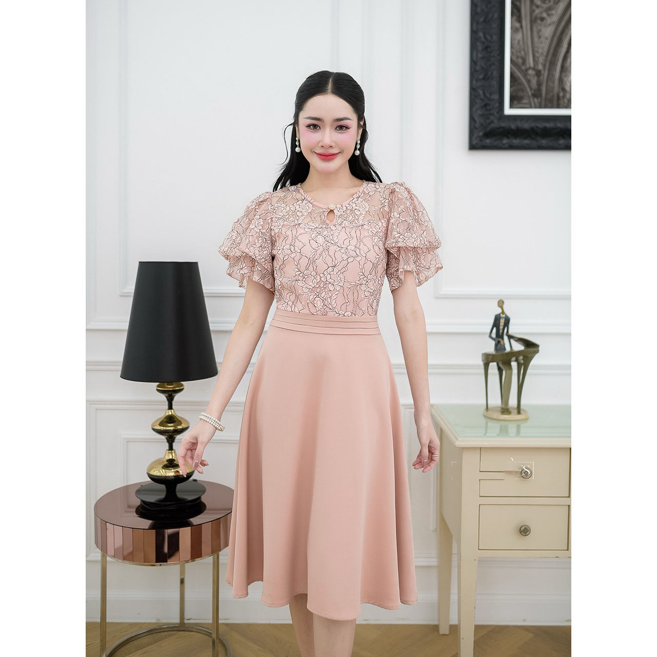 kudapy เดรสสั้นผ้าลูกไม้ ดีไซน์ด้านบนตัวเสื้อน่ารักมากเป็นทรงแขนระบาย ช่วงเอวตีเกร็ดแบบสวยยอดนิยมใส่แล้วดูมีเอว