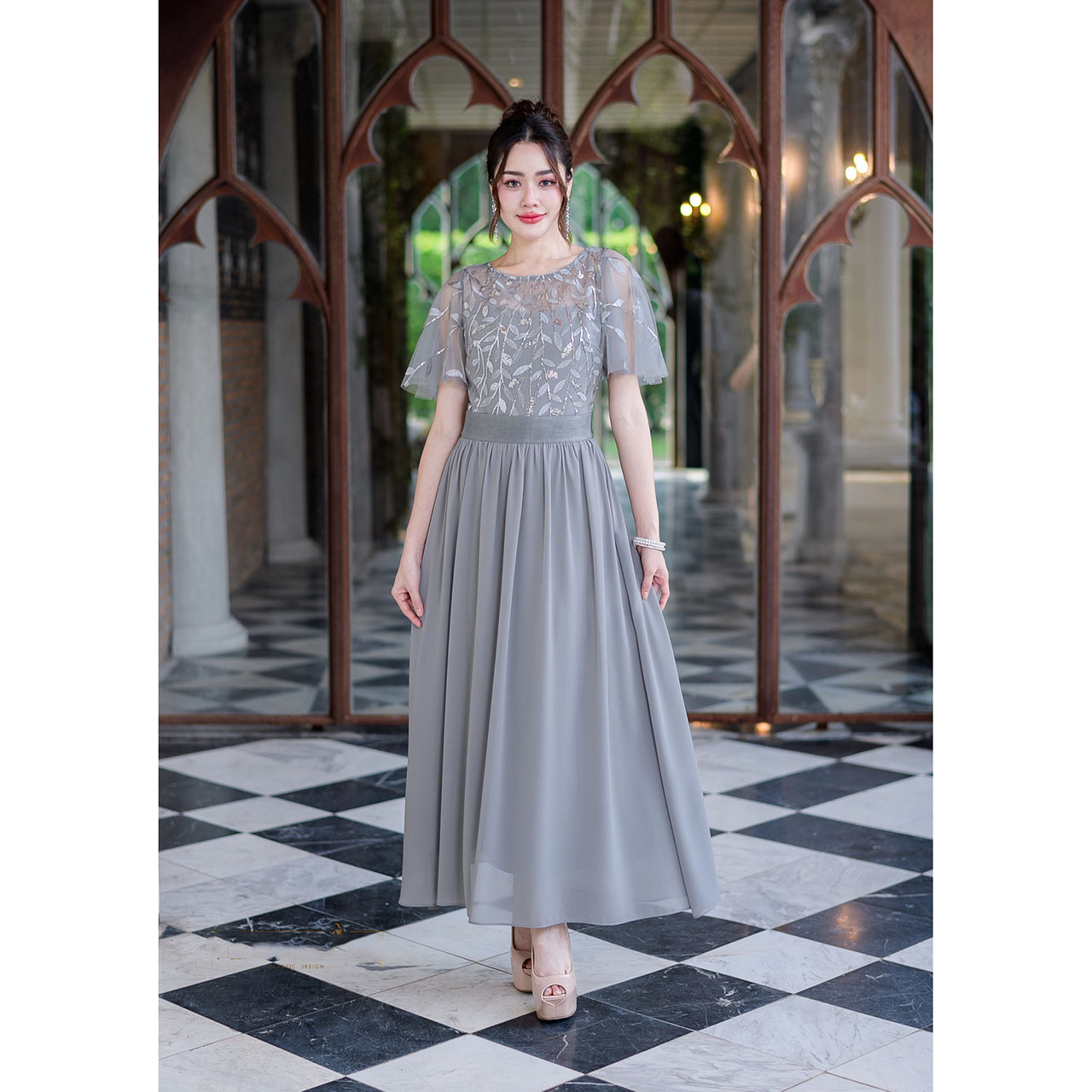 kudapy เดรสยาวสีเทา/สีชมพู/สีเหลือง ผ้าพริ้วสวยความยาวคลุมข้อเท้า ช่วงตัวเป็นงานลูกไม้ปักลายใบไม้แต่งเลื่อมเลื้อยสวยงาม แขนระบายใส่สวยตามรูป